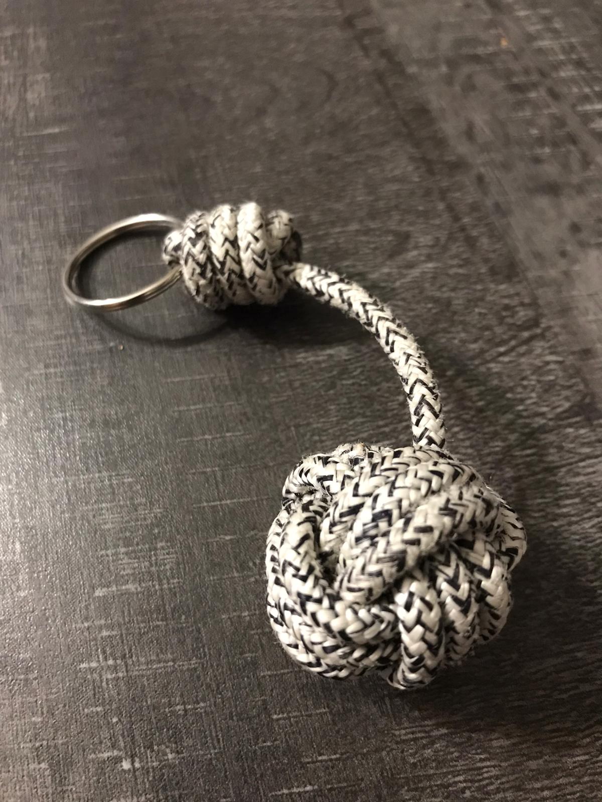 Porte Clés Pomme de Touline 3cm Blanc/Noir